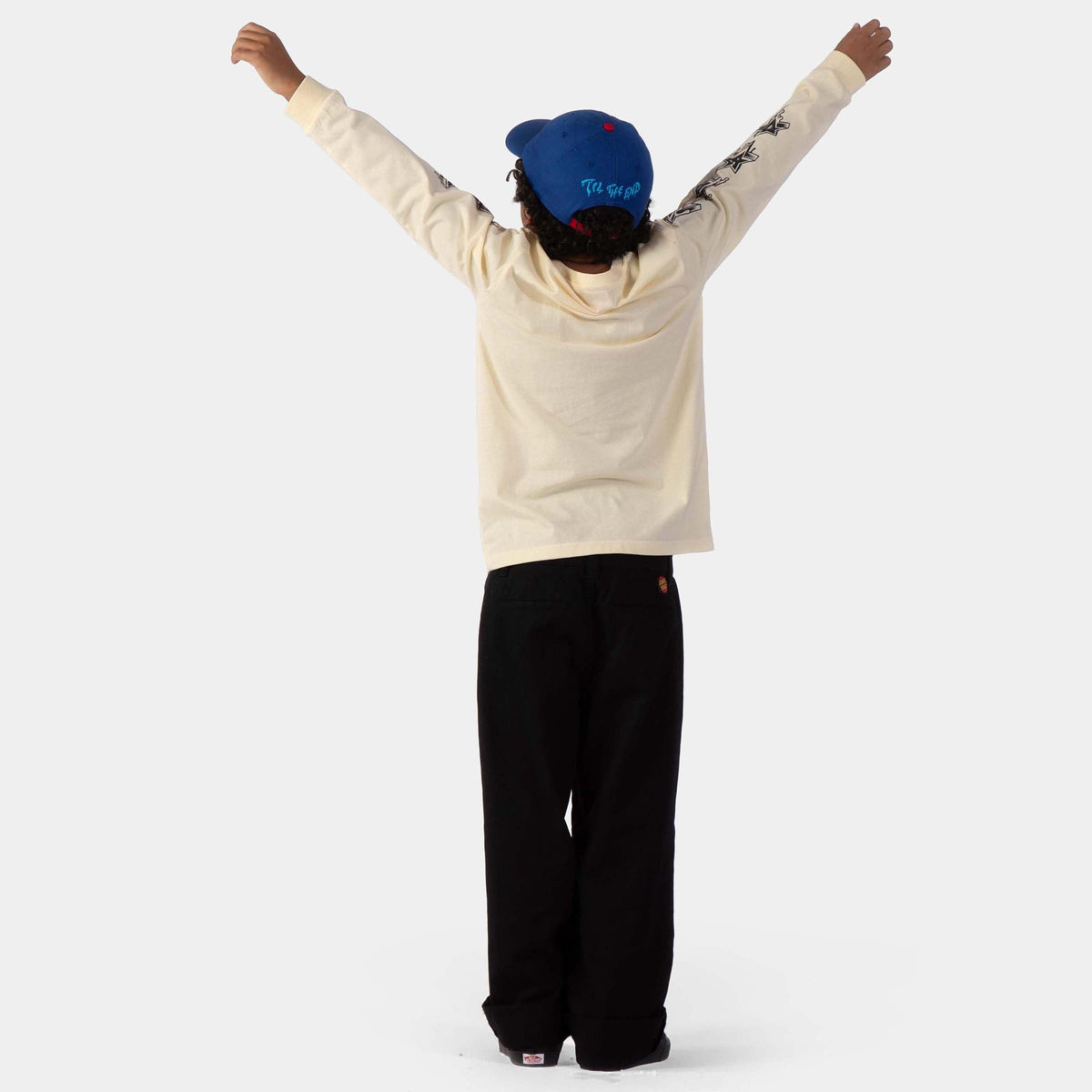 Santa Cruz Youth Pay Off Strip Long Sleeve T-Shirt - Wax Paper, model hinten, ganzkörper mit angehobenen armen